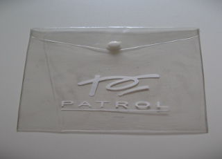 Cartuchera PVC cristal con solapa y broche logo en serigrafia a un color 